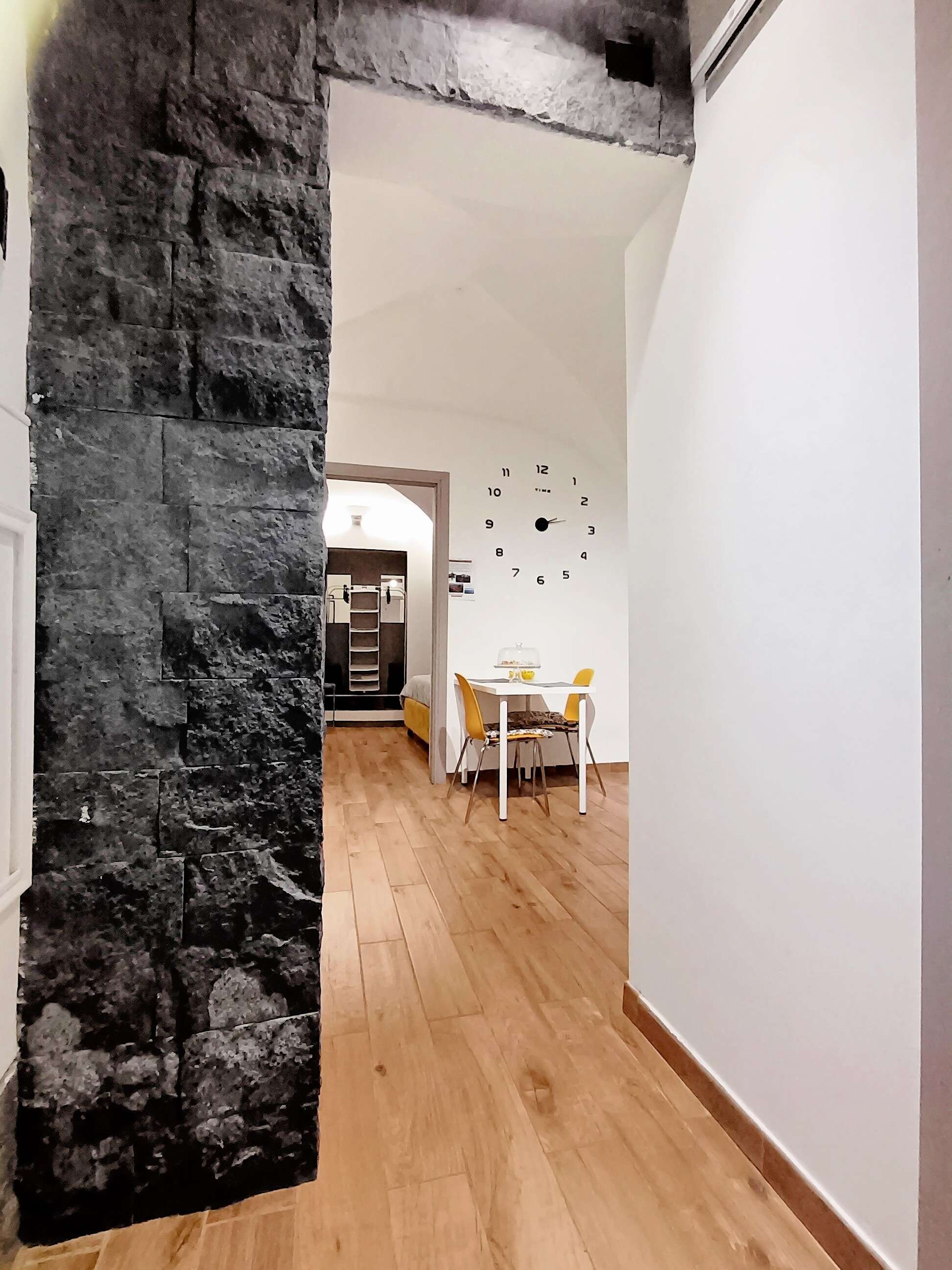 Ingresso con colonna in pietra lavica